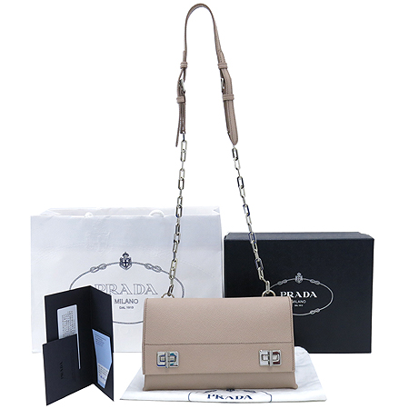 �����  �����