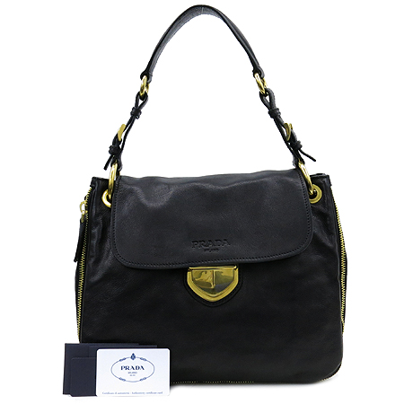 �����  �����