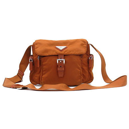 �����  �����