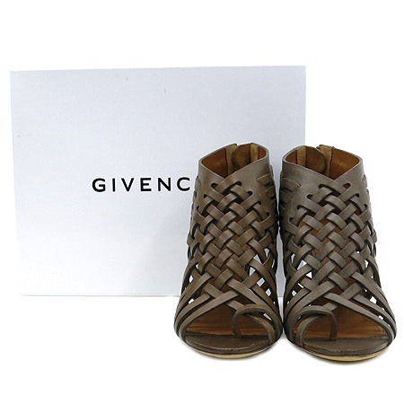 �����  ����