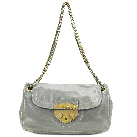 �����  �����