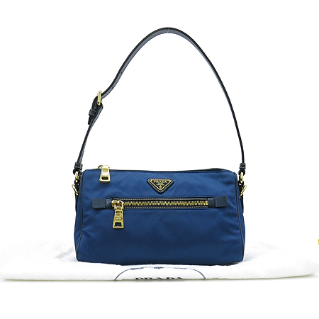 �����  �����