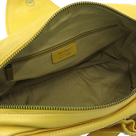 Ferragamo(��󰡸�) 21 6367 ��ġ�� �ΰ� ���ο� SOFT CALF ���� ũ�ν��� �̹���6 - ���̺��� �߰���ǰ