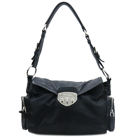 �����  �����