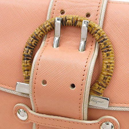 Ferragamo(󰡸) 21 6304 ġ Ŭ ǾƳ  Ŭġ ̹4 - ̺ ߰ǰ