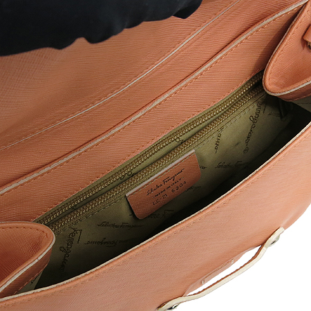 Ferragamo(󰡸) 21 6304 ġ Ŭ ǾƳ  Ŭġ ̹5 - ̺ ߰ǰ