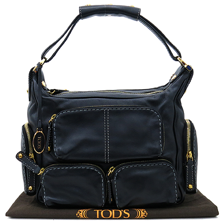 ����  �����