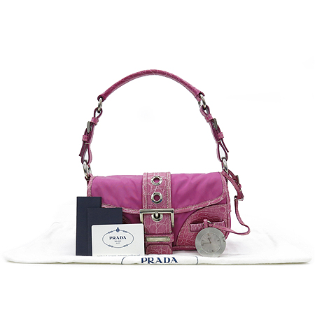 �����  �����