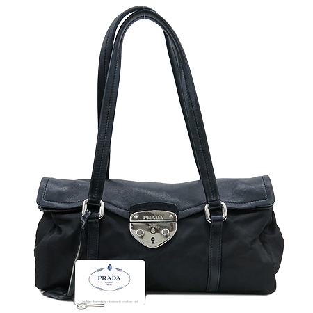 �����  �����