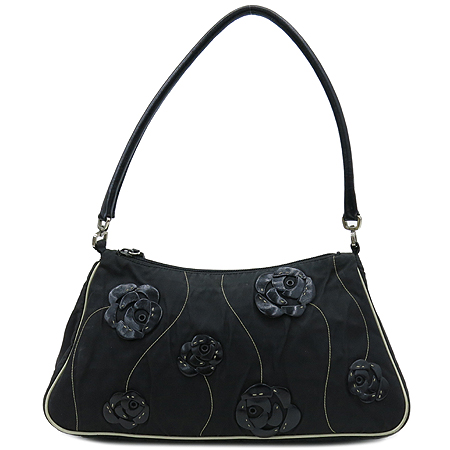 �����  �����