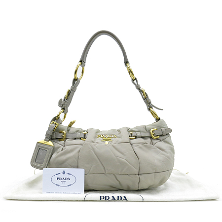 �����  �����