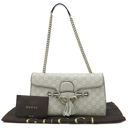 ����  �����