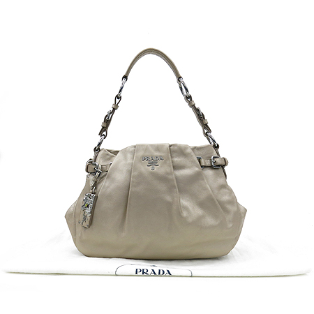 �����  �����