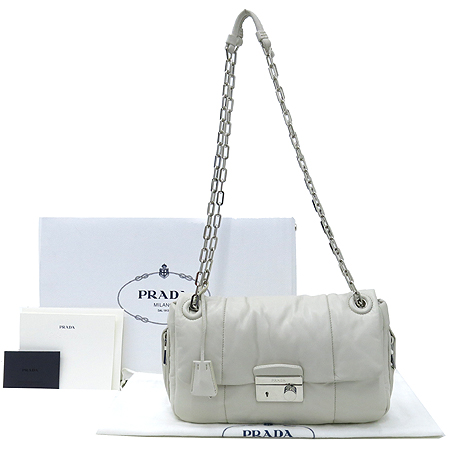 �����  �����