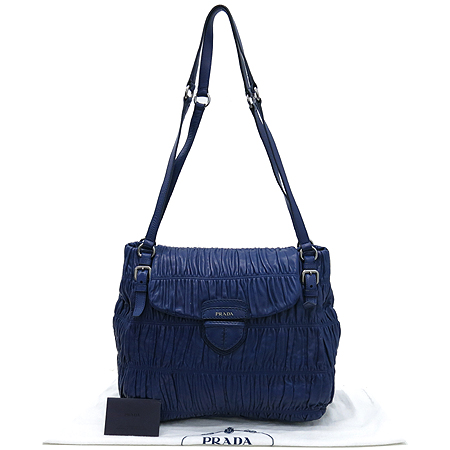 �����  �����