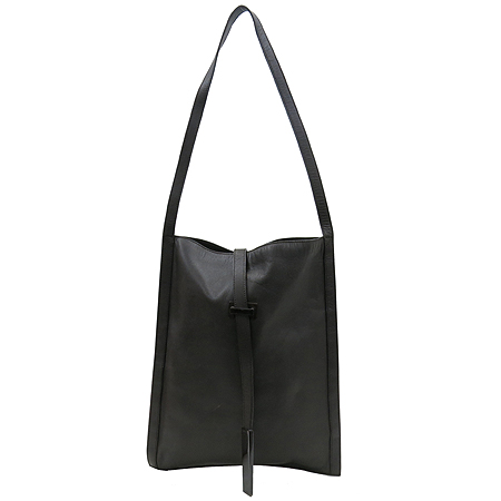 ����  �����