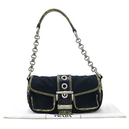 �����  �����