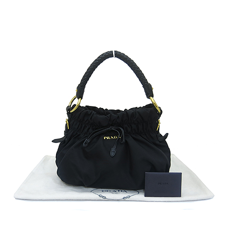 �����  �����