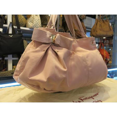 Ferragamo(��󰡸�)���� �ٶ���� ��ũ ��Ʈ������ �̹���2 - ���̺��� �߰���ǰ