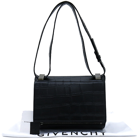 �����  �����