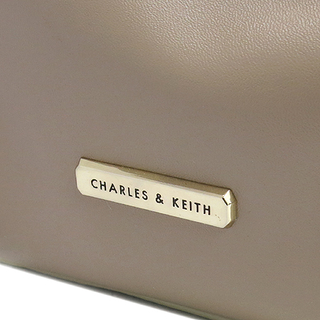 CHARLES & KEITH (���� �� Ű��) ������ ũ��Ŀ���� ���� ���� ��Ʈ�� �̹���5 - ���̺��� �߰���ǰ