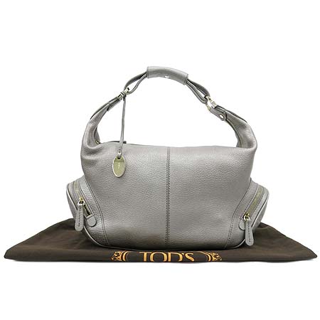 ����  �����