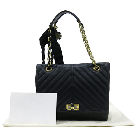 ����  �����