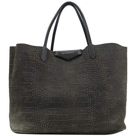 �����  �����