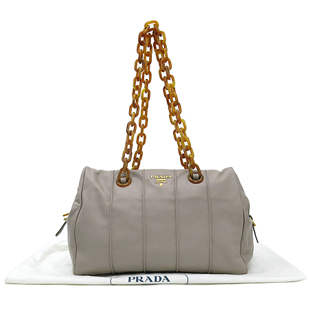 �����  �����