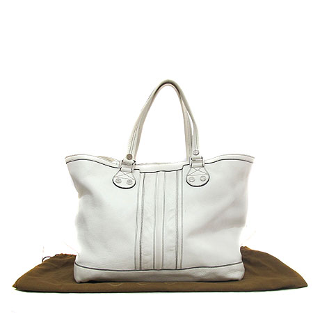 ����  �����