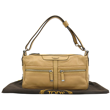 ����  �����