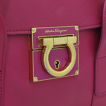 Ferragamo(��󰡸�) 21 D941 ��ũ���� ��ġ�� ����ΰ� �� ��� 2WAY + �����Ŀ�ġ �̹���3 - ���̺��� �߰���ǰ