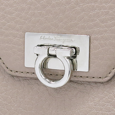 Ferragamo(��󰡸�) 22 4209 ���������� ���� ��ġ�� �ΰ� �� ��� ������ �̹���3 - ���̺��� �߰���ǰ