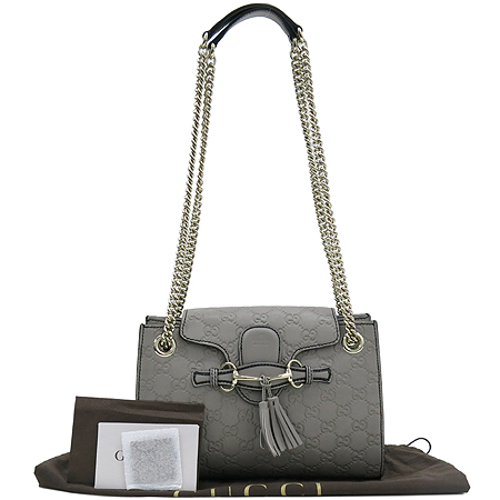 ����  �����