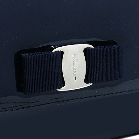 Ferragamo(��󰡸�) 21 D855 ���̺� ���̴�Ʈ GINNY ���� ���� �ٶ� ������� ü�� ũ�ν��� �̹���4 - ���̺��� �߰���ǰ