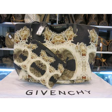 �����  �����