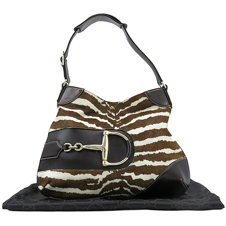 ����  �����