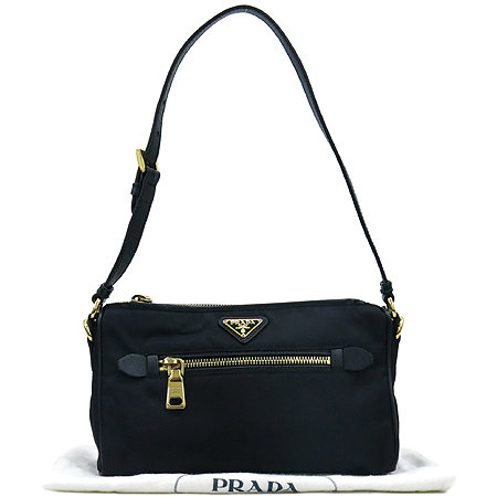 �����  �����