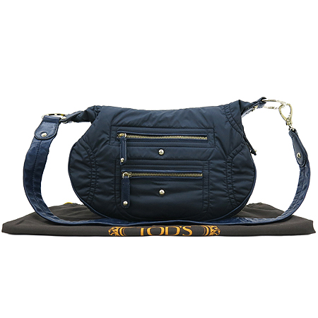 ����  �����