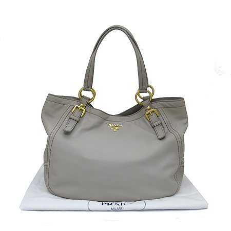 �����  �����