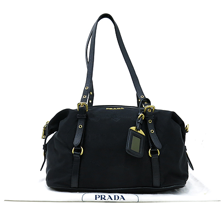 �����  �����