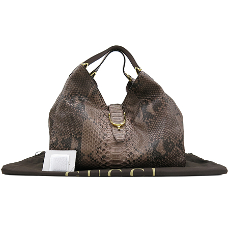 ����  �����