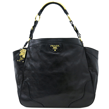 �����  �����