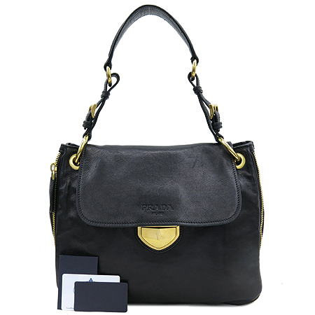 �����  �����