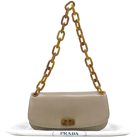 �����  �����