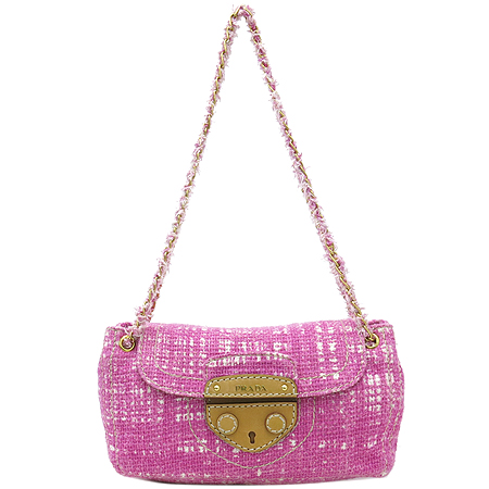 �����  �����