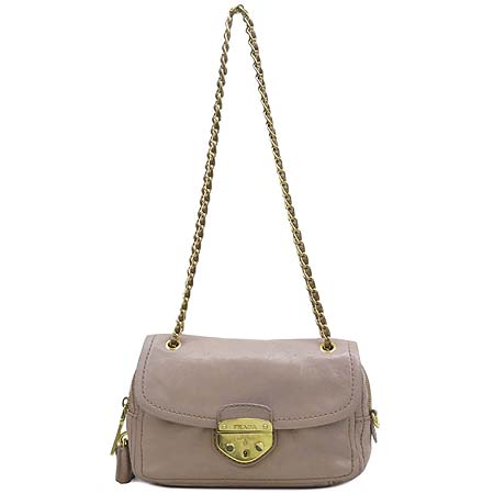 �����  �����