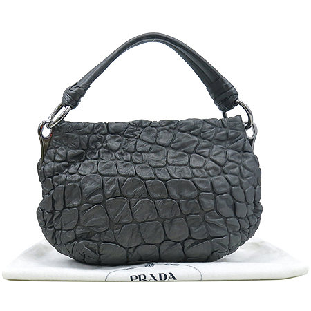 �����  �����