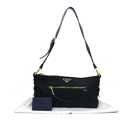 �����  �����