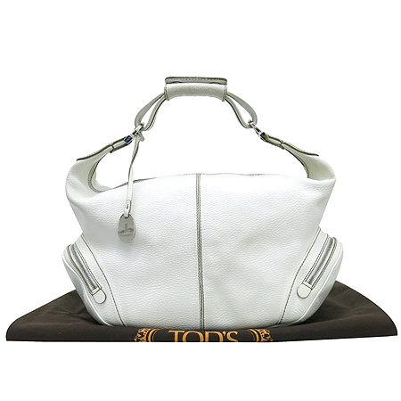 ����  �����